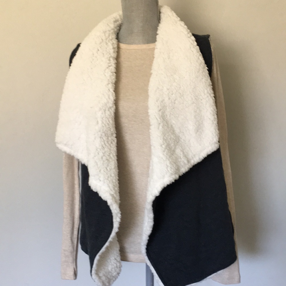 Mossimo Supply Co. Reversible Faux Sherpa & Knit Vest, size Small 🖤
